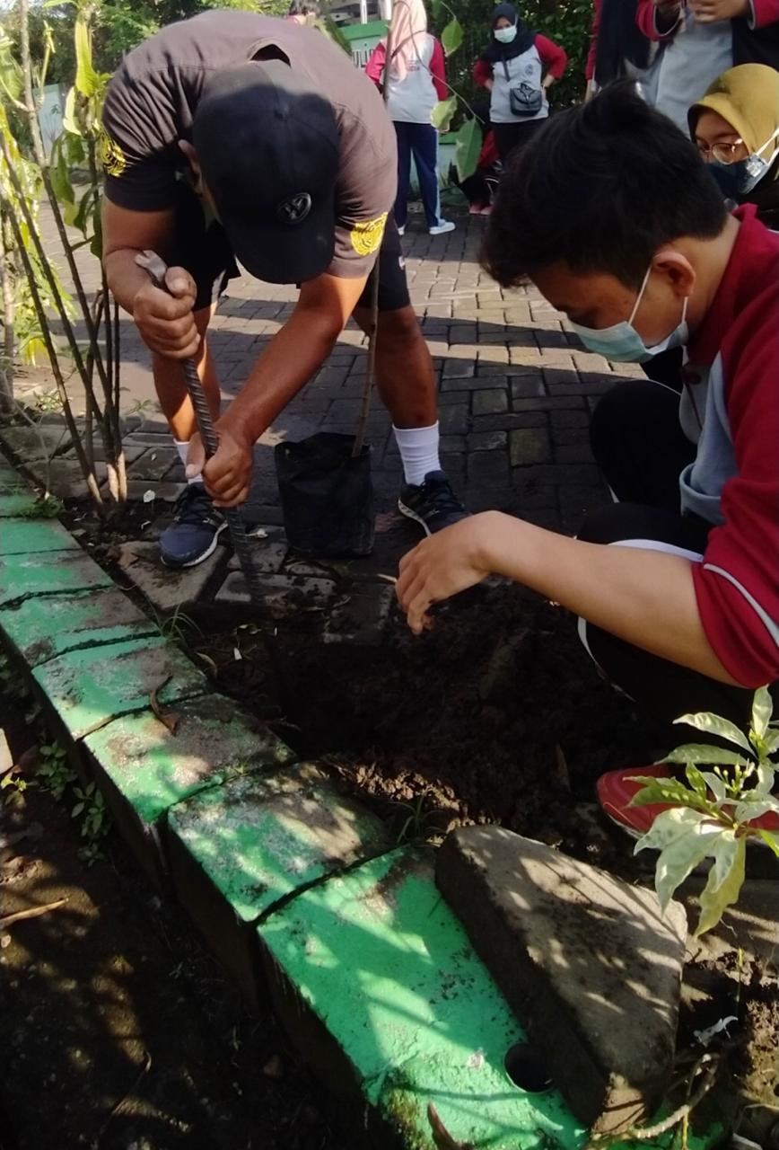 KKN-P Umsida 01 Peduli Lingkungan Dengan Melakukan Reboisasi Untuk Mempertahankan Penghijauan – DRPM