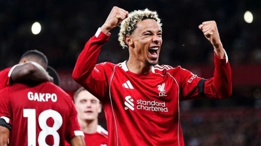 هدية بنزيما لمهاجم ليفربول تثير الجدل في الاتحاد