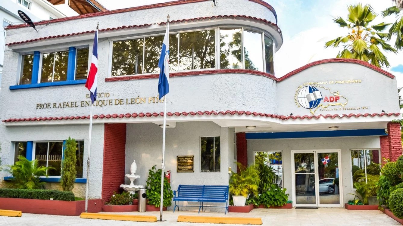 ADP rechaza retorno a clases este 6 de enero y exige reinicio para el miércoles 7 ADP rechaza retorno a clases este 6 de enero y exige reinicio para el miércoles 7