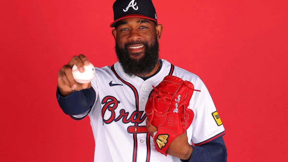 Bravos ascienden al relevista dominicano Wander Suero