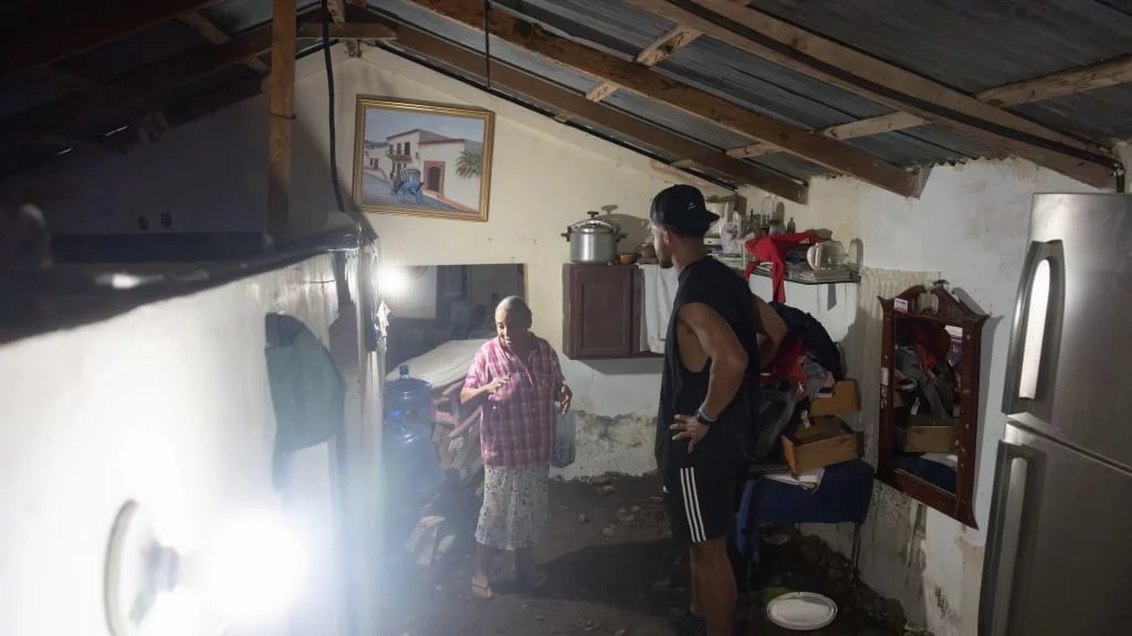 Julio Rodríguez ayudó a una tribu a restaurar su hogar en Cabarete