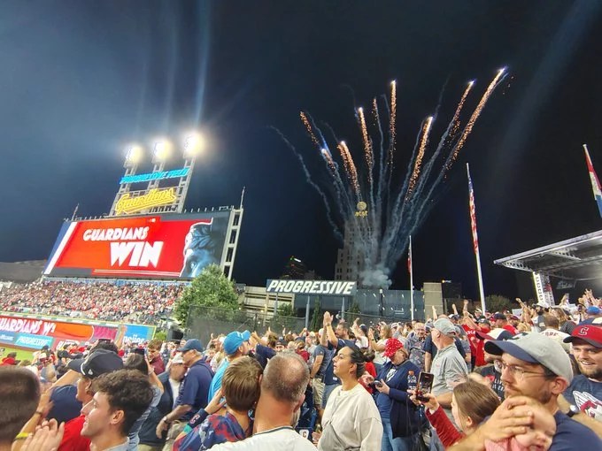 Guardianes aprovechan charlatán sexto inning para alcanzar a Tigres en la cima