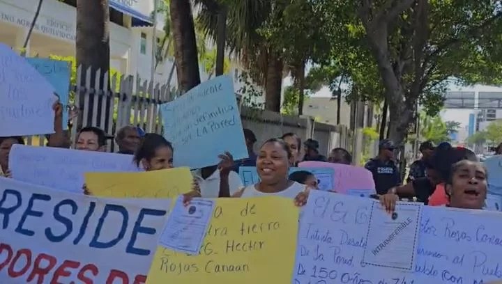 Residentes de La Hormaza de Haina protestan frente al IAD en incentivo de títulos definitivos