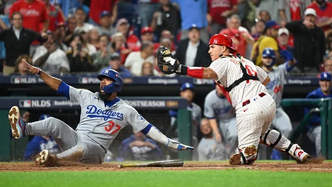 Teóscar Hernández anota la carrera de la conquista de los Dodgers sobre los Filis; viajan a Los Ángeles en lo alto 2-0 Teóscar Hernández anota la carrera de la conquista de los Dodgers sobre los Filis; viajan a Los Ángeles en lo alto 2-0