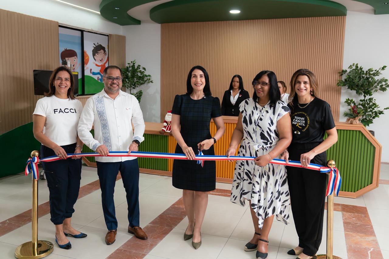 Primera dama entrega torre endoscópica y nuevo elevador al Hospital Robert Reid Cabral