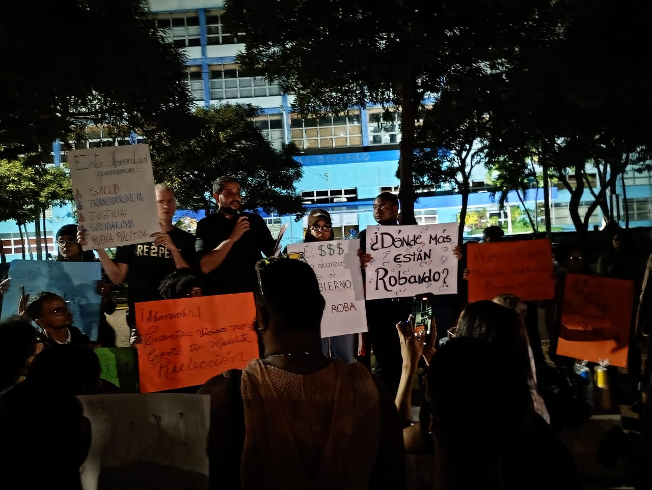 Ciudadanos protestan por robo en SENASA y amenazan a periodista de El Día