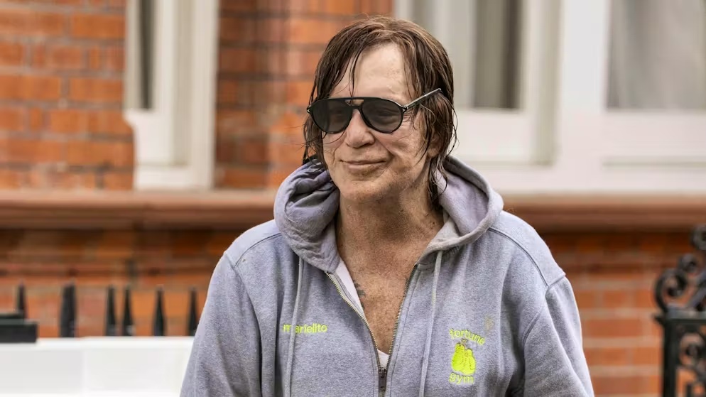Actor Mickey Rourke niega sobrevenir creado una campaña para percibir fondos