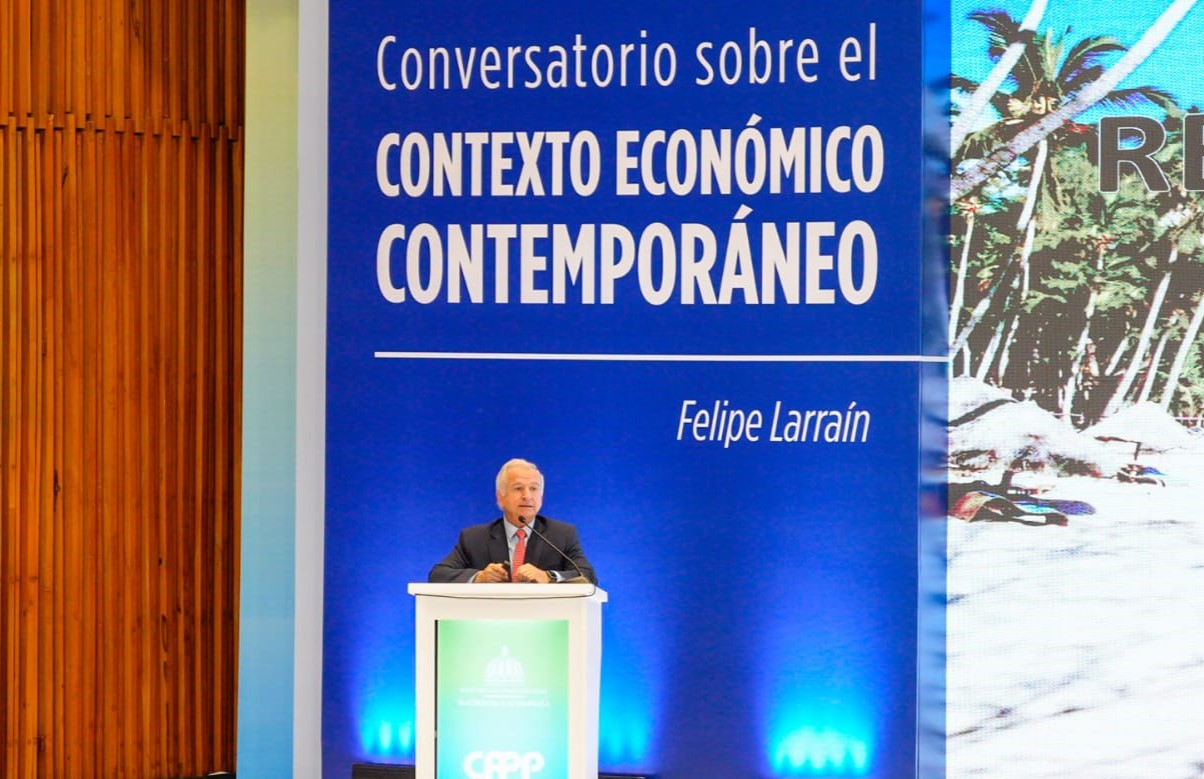 Economista Larraín observa política migratoria de Estados Unidos afecta la ofrecimiento de empleos
