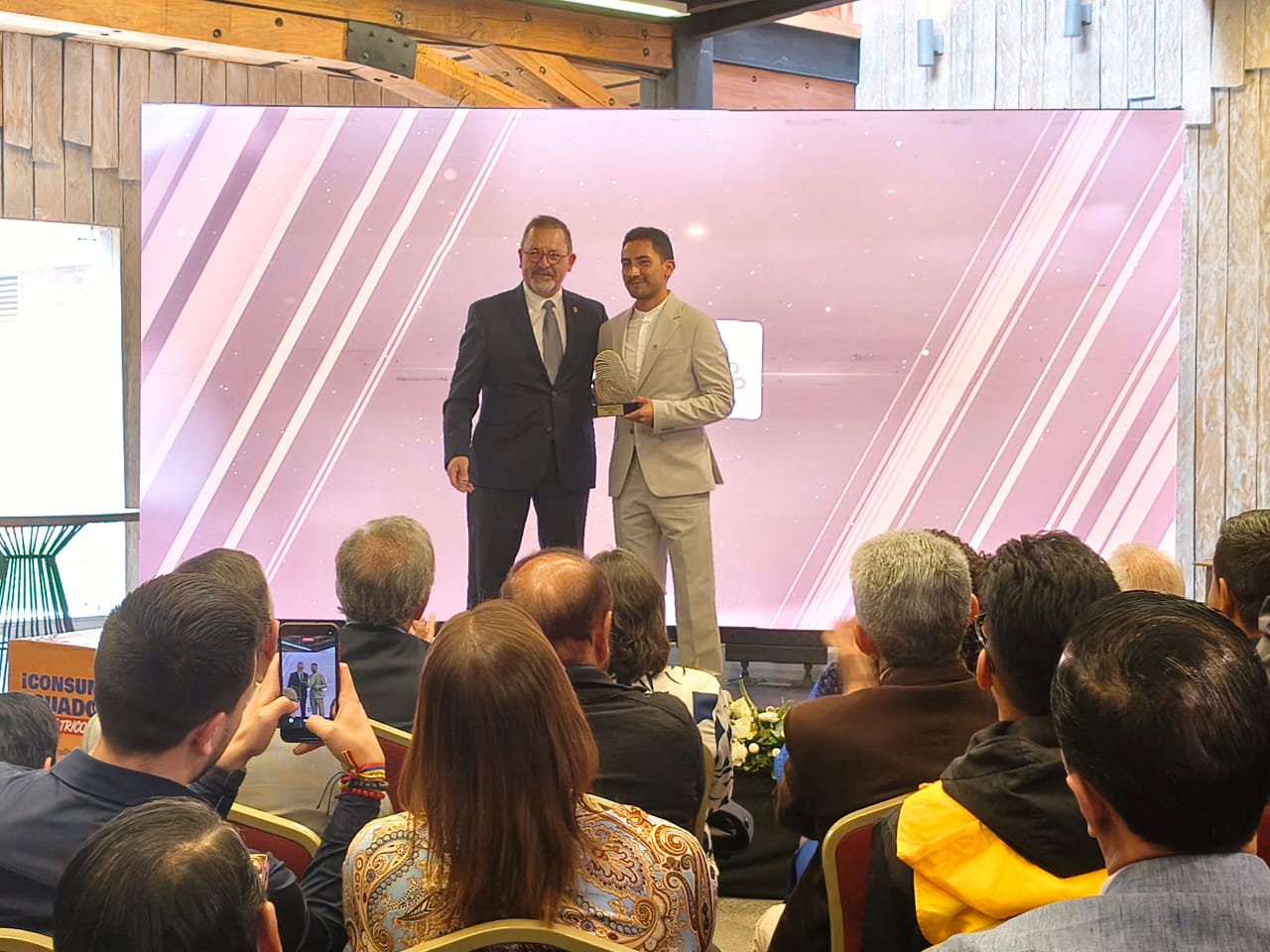 Conozca a los cinco ecuatorianos reconocidos con las insignias Mucho Mejor Ecuador 2025