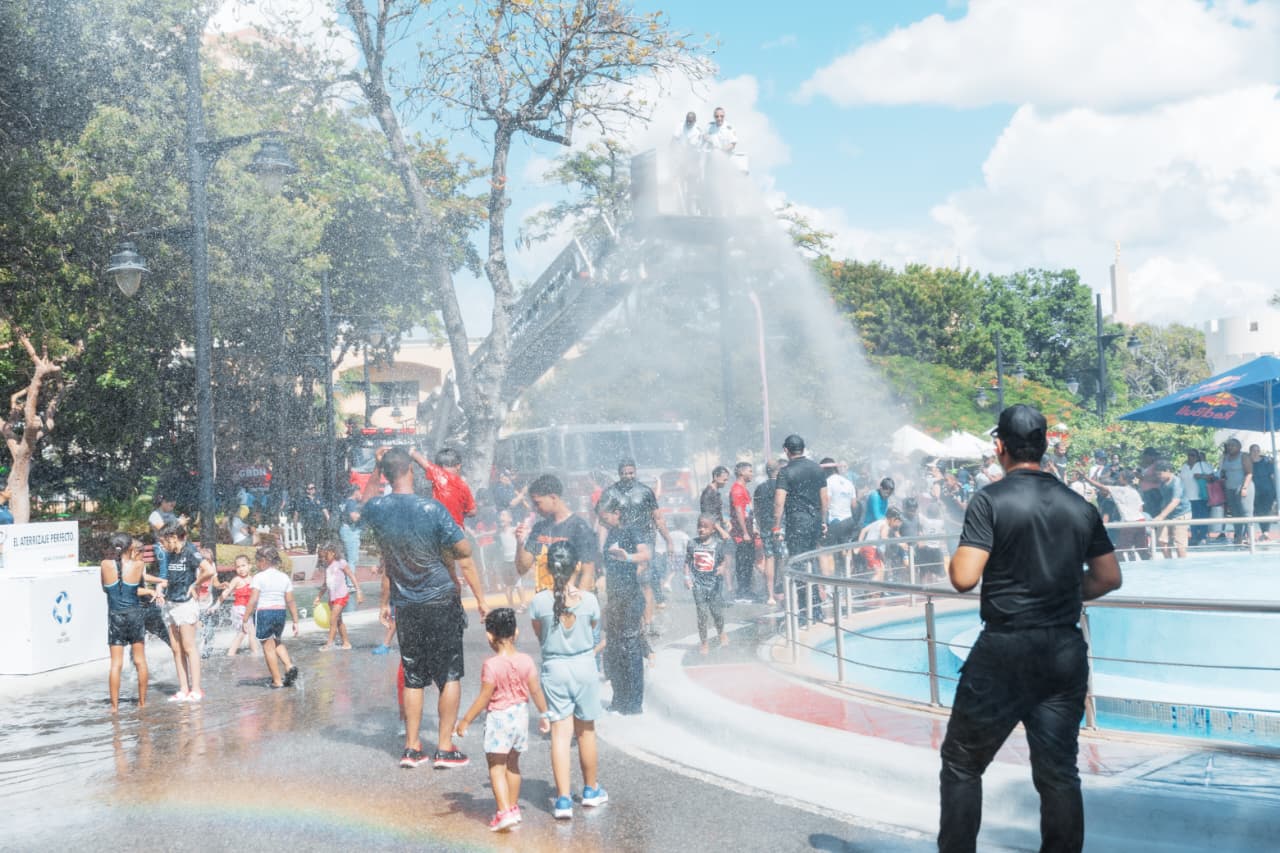 Cientos disfrutan el tradicional manguerazo en la hacienda Cientos disfrutan el tradicional manguerazo en la hacienda