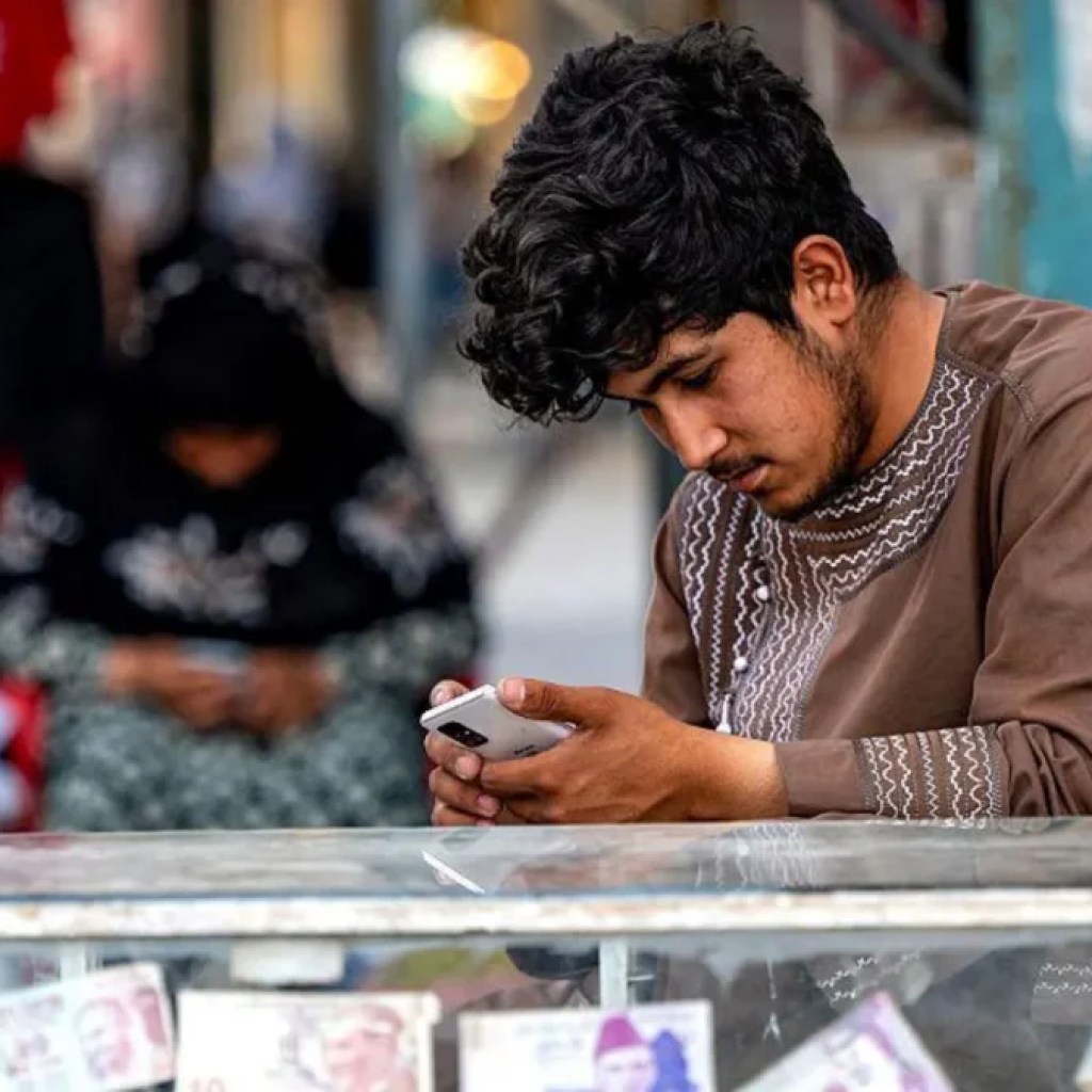 افغانستان خاموش کردن مخابرات را به عنوان طالبان قطع اینترنت – رادیو عمومی ارمنستان می بیند
