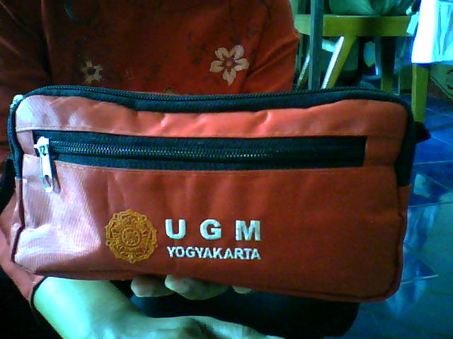 Kotak Pensil Warna Merah Logo Ugm 2 Senyum Dan Semangat