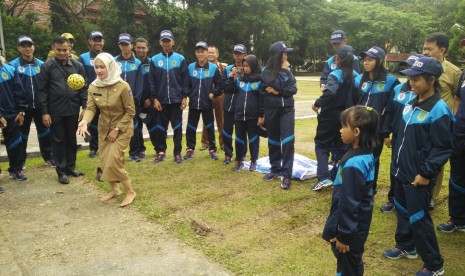Cantik, Jago Pancat Pohon Durian, Bupati Indah Juga Jago Main Takraw – FAJAR
