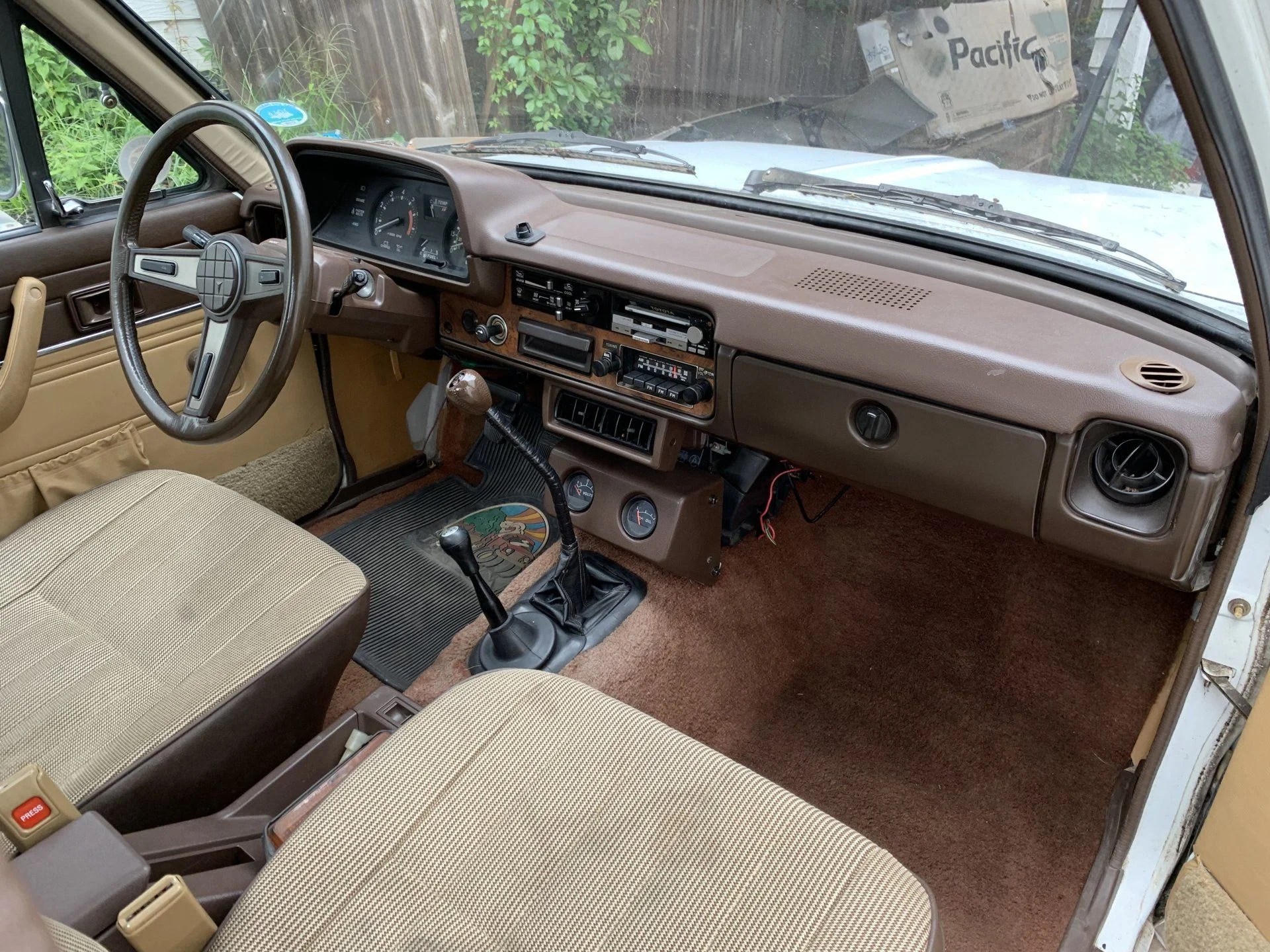 1983 toyota pickup interior