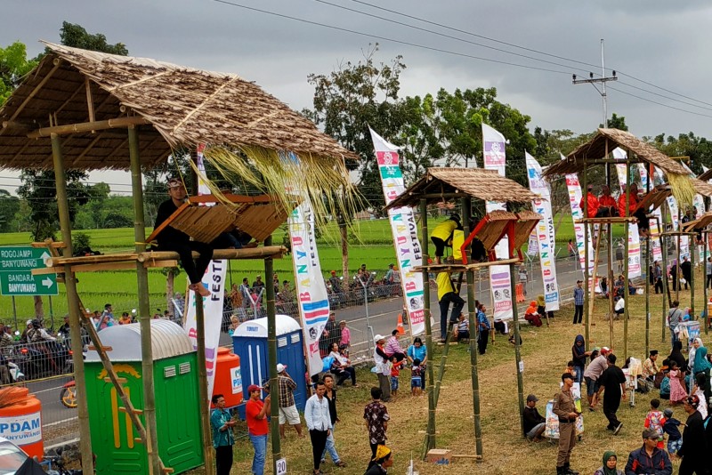 Hal 0 : Musik Angklung Mengalun di Bandara Banyuwangi - GenPI