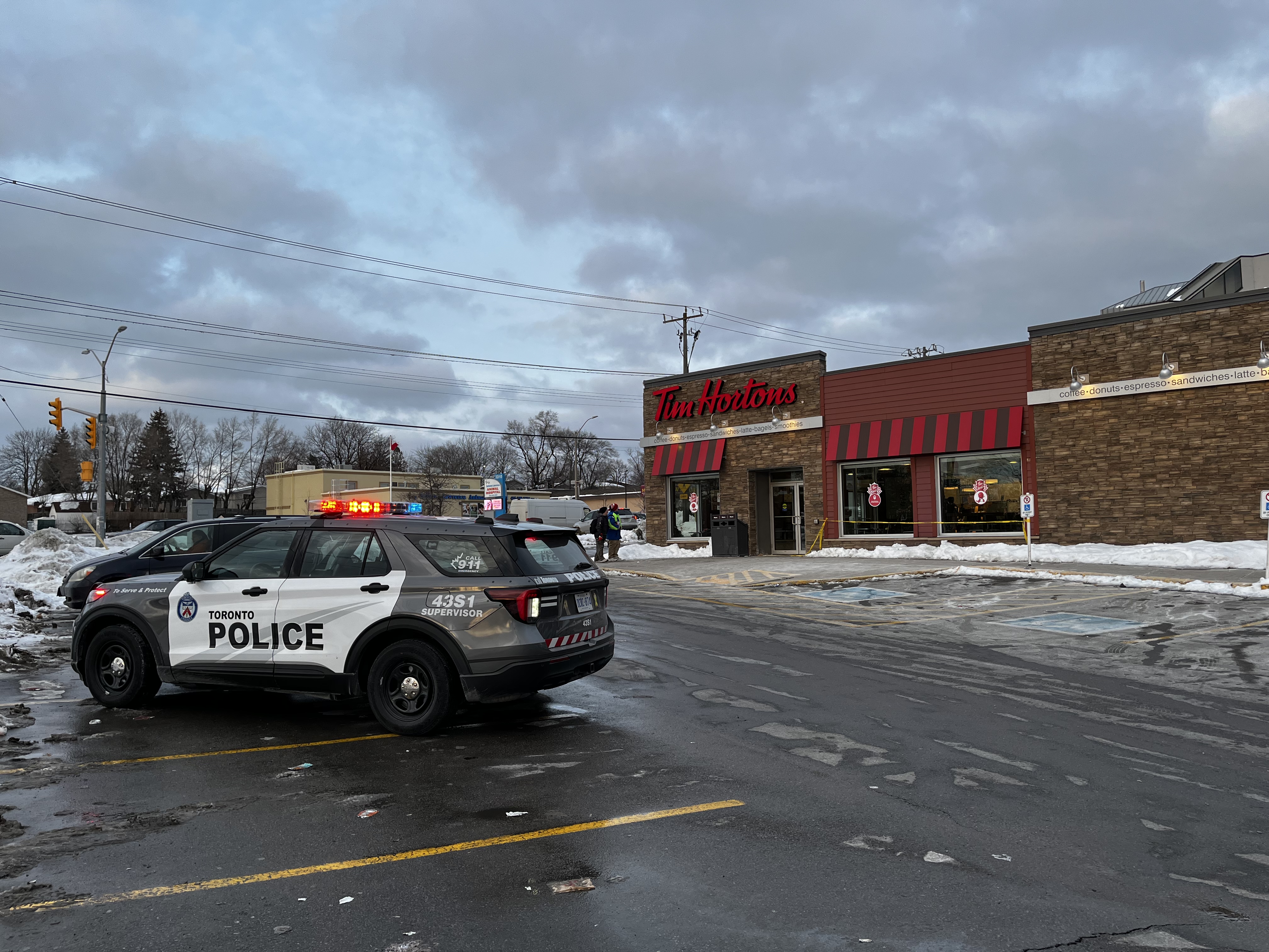 Adolescente baleado e morto dentro do Tim Hortons no extremo leste de Toronto – Toronto