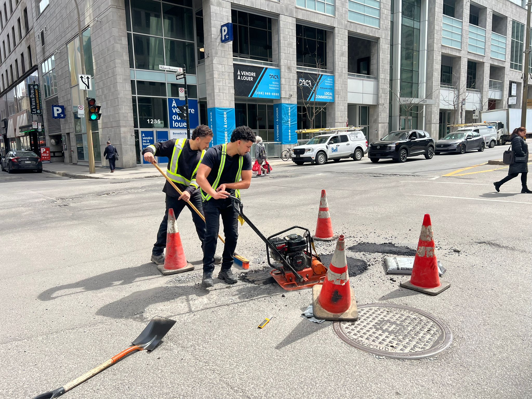 ‘Pelo amor à cidade’: Vigilantes se voluntariam para ajudar Montreal a preencher buracos – Montreal