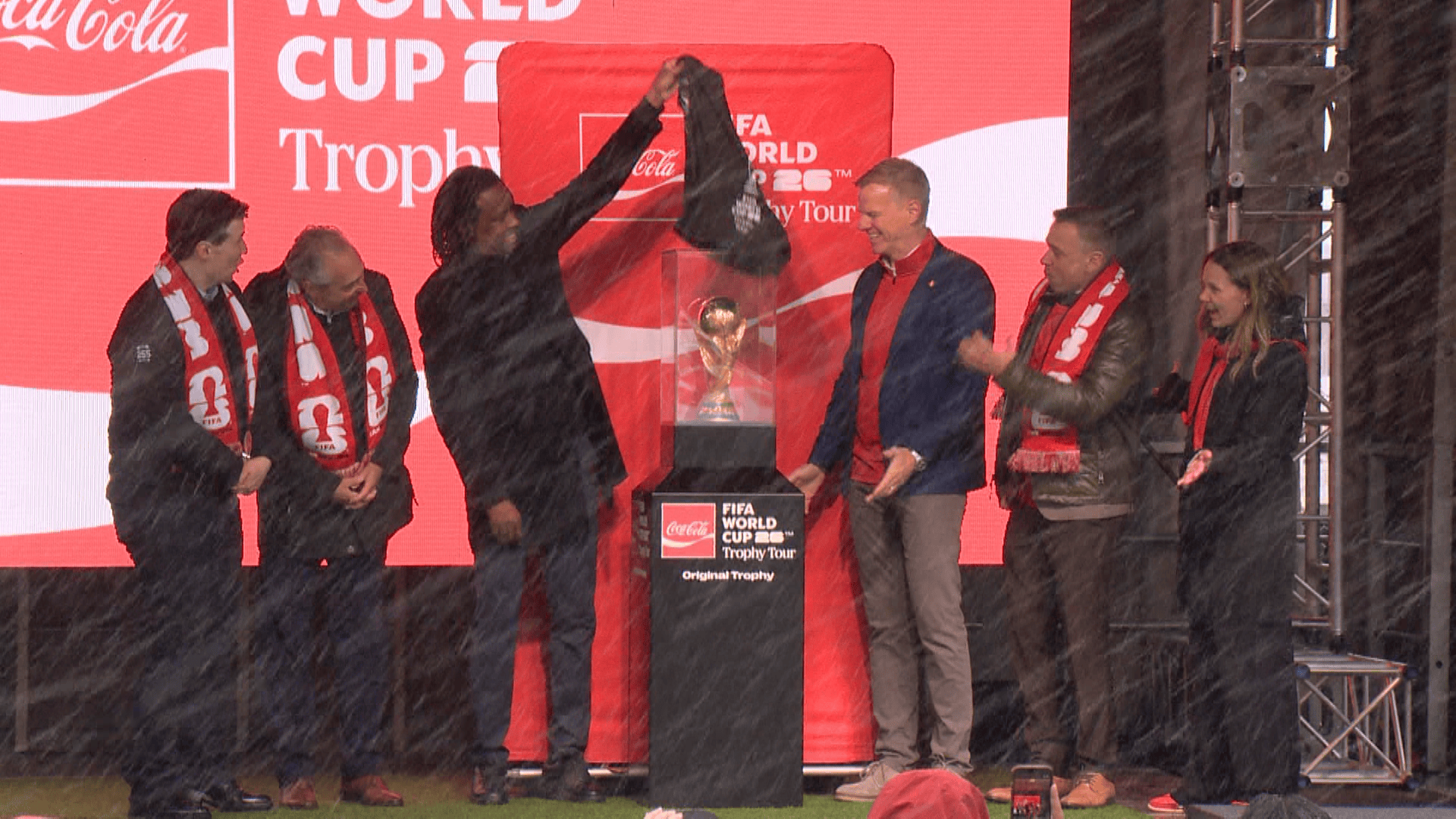 Torcedores de futebol em Calgary enfrentam neve e frio para ver o troféu da Copa do Mundo da FIFA
