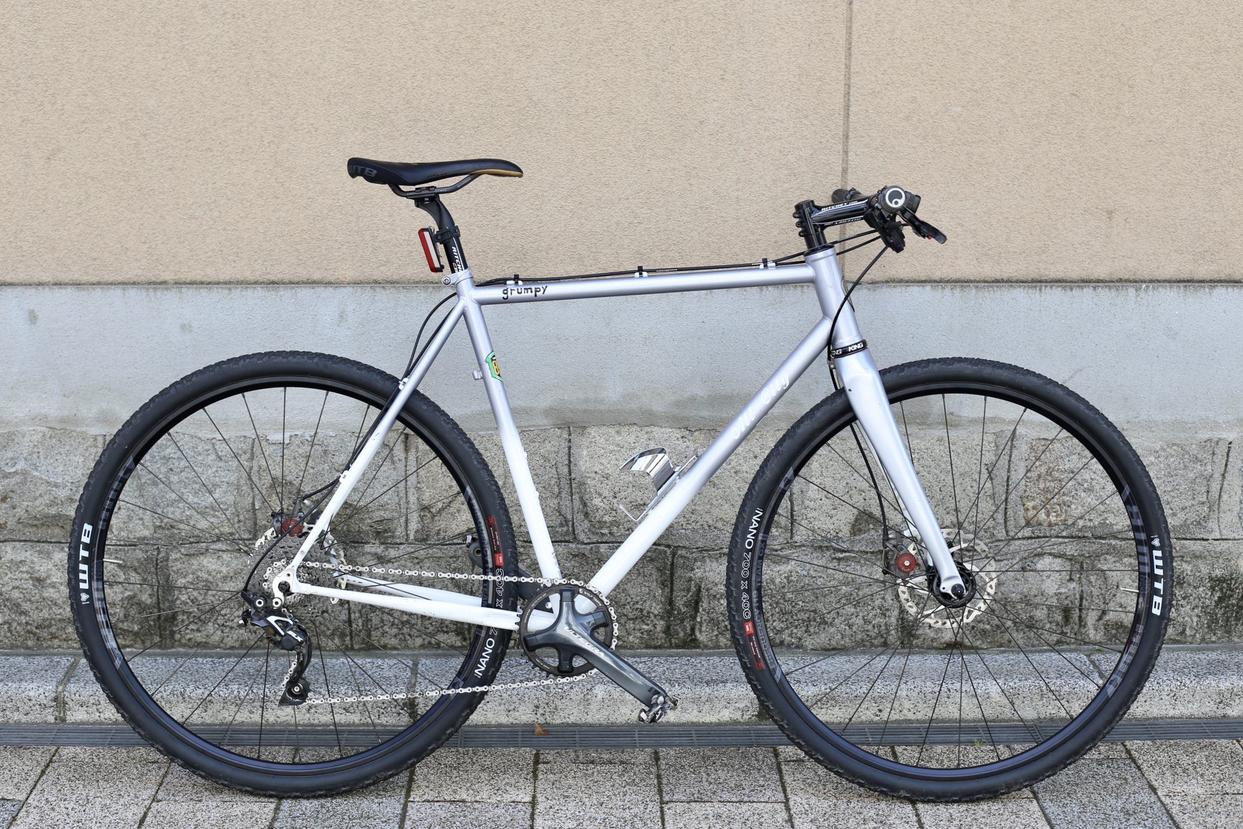 最近ゆるいオシ。のんびりゆるい系サイクリストへ捧ぐ。「フラットハンドルに乗る」ということ。オールシティーをフラットハンドルにしました。 |  広島の自転車ショップ。ファットバイク・シングルスピード・ロングテールバイク・シクロクロス・ハンドメイドフレームなど ...