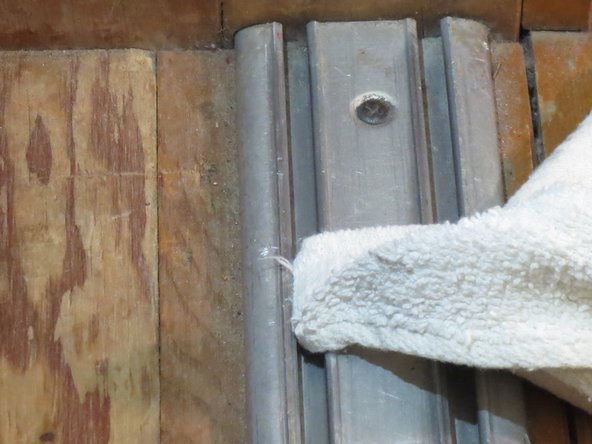 Comment replacer une porte de placard coulissante dans ses rails - Tutoriel  de réparation iFixit