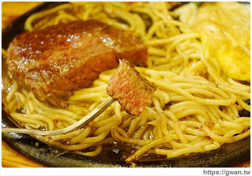 [台中美食●南屯] 饗厚牛排文心店 -- 開幕優惠排餐88折 | 麵包、飲料、冰淇淋，自助Bar無限享用
