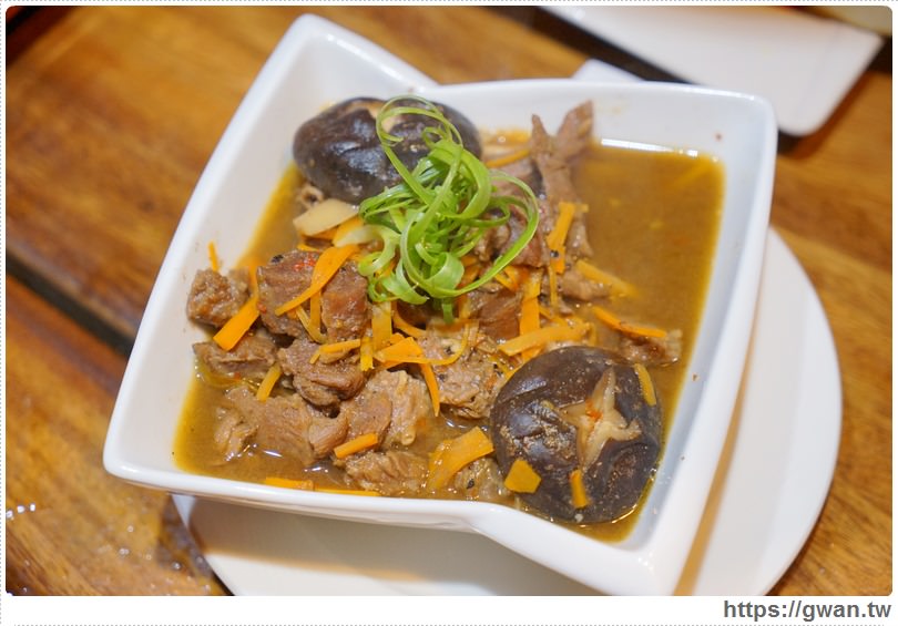 [台中美食●西區] 店小二串燒vs燒肉 -- 韓式大長今鍋加豪華海鮮盤 | 聚會圍爐超吸睛的方形火鍋，食尚玩家推薦