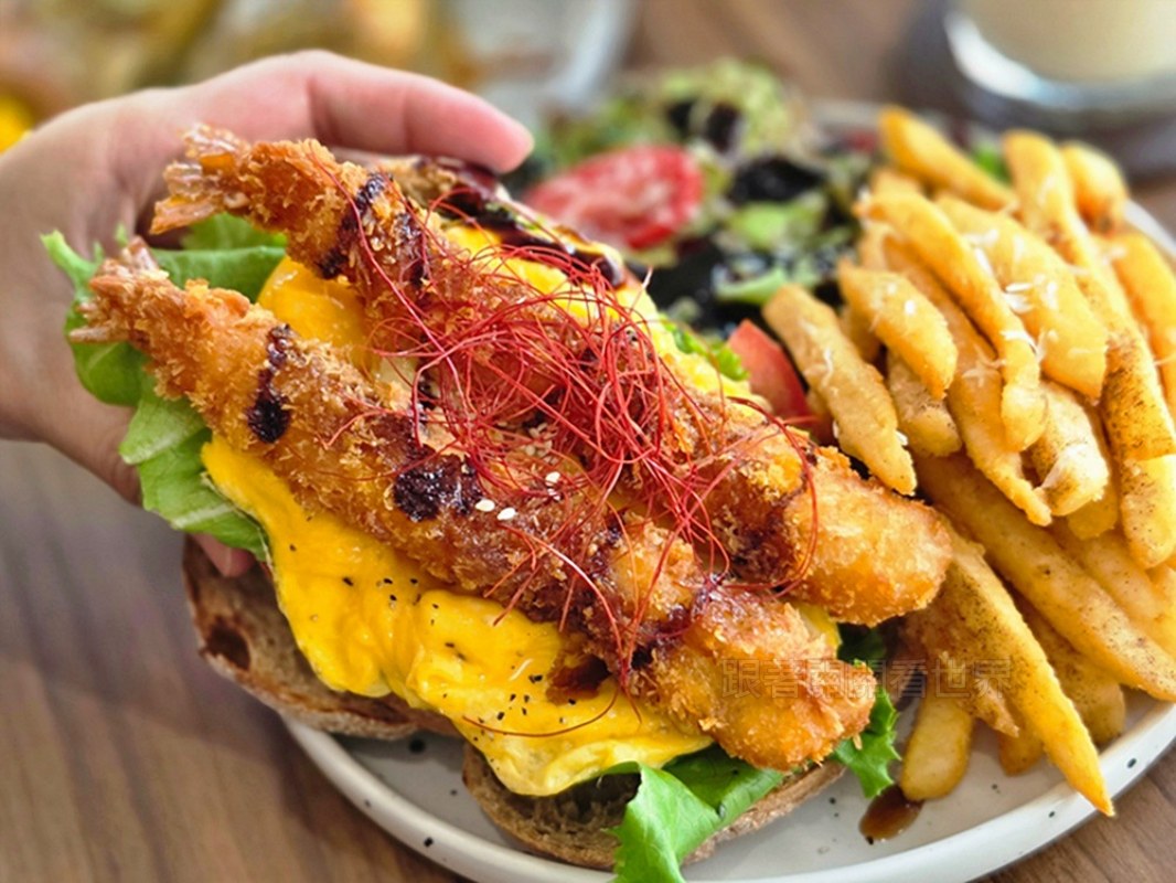 2026台中西區咖啡廳｜Celaffee Cafe 爆紅雲朵咖啡！向上市場早午餐、甜點推薦