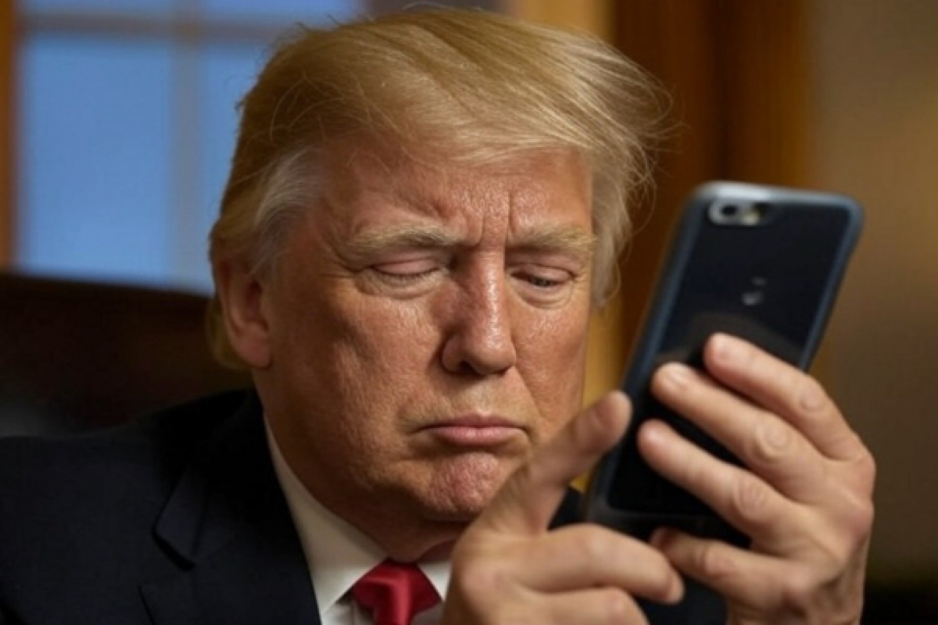 Donald Trump, nuova giravolta: si valuta una pausa per i dazi auto