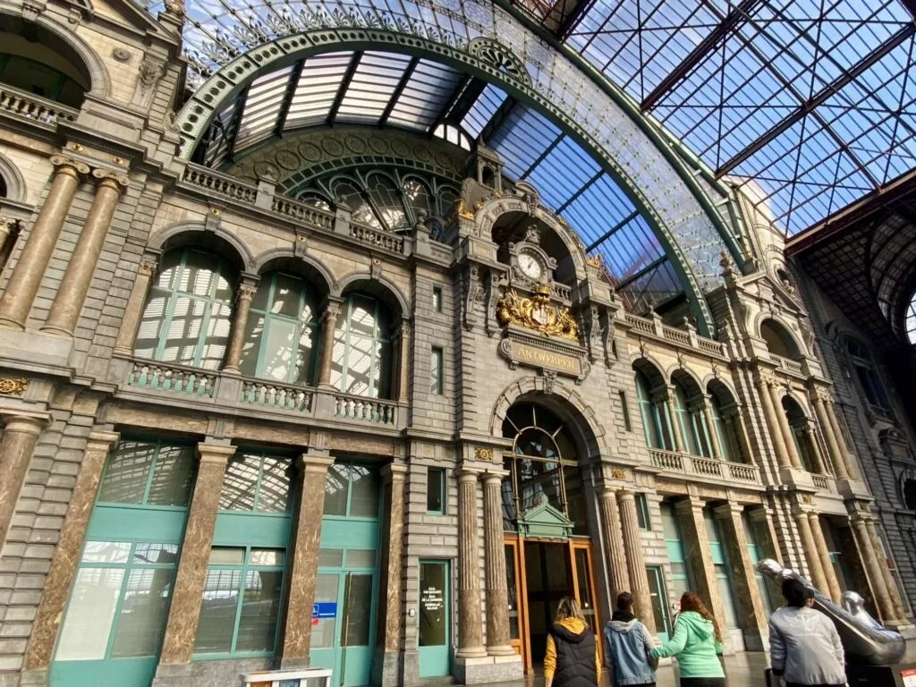 フランダースの犬の舞台】ブリュッセルからアントワープへの行き方と観光スポット紹介！ - Locavel