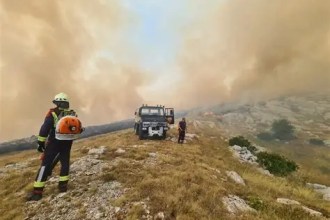Požar na Dinari aktivan s obje strane granice, angažirana dva kanadera – Hrvatski Medijski Servis