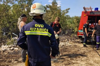 Požar u Buhovu širi se prema Hamzićima, zatvorena cesta Buhovo – Hamzići – Hrvatski Medijski Servis