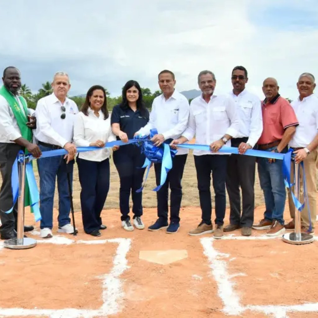 Noboa resalta la inauguración del estadio en Cotuí