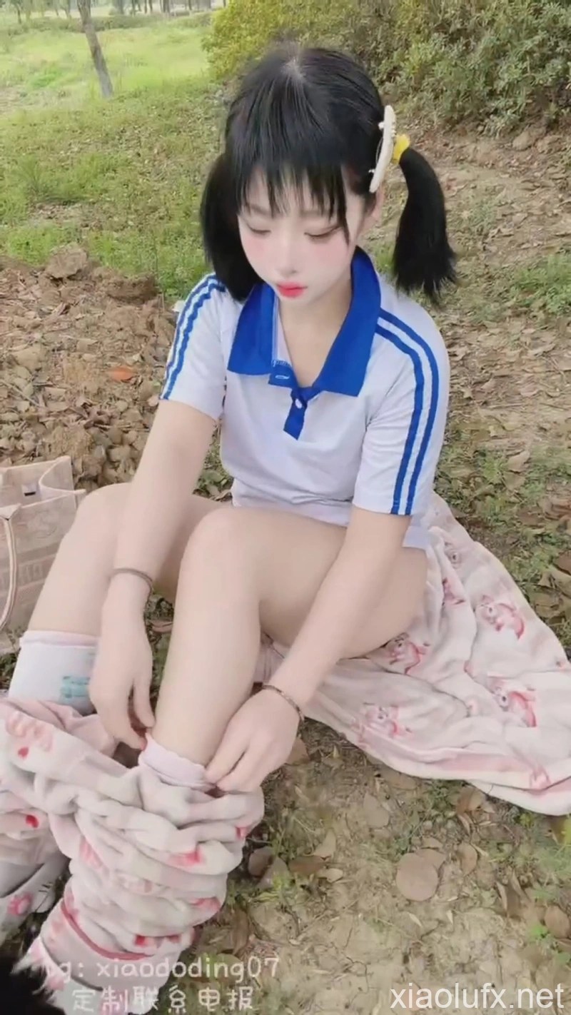 兔宝大人-女儿服小白袜 户外露出紫薇超极品合法卡哇伊小萝莉稚嫩白虎[319MB]