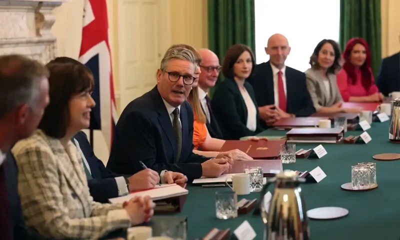 برطانیہ کے نئے وزیرِ اعظم کا پہلا بڑا فیصلہ