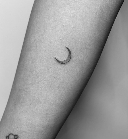 Nos Inspiramos En El Nuevo Tatuaje De Ester Expósito En Forma De Media Luna: Siete Diseños Diferentes Y Delicados 489_x_450_jpg