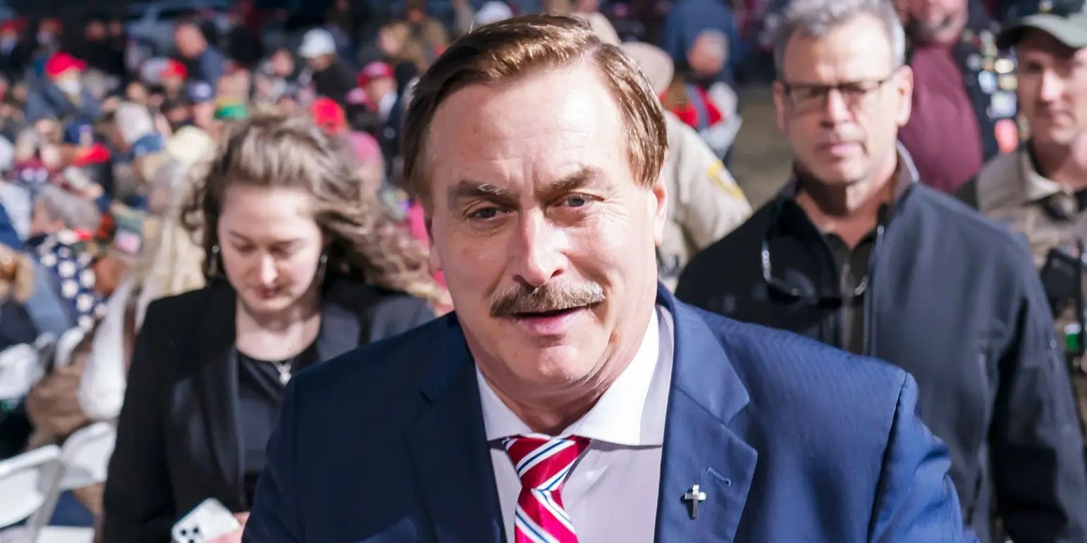 MyPillow CEO Mike Lindell lashed out at CBS News journalist when asked about White House notes