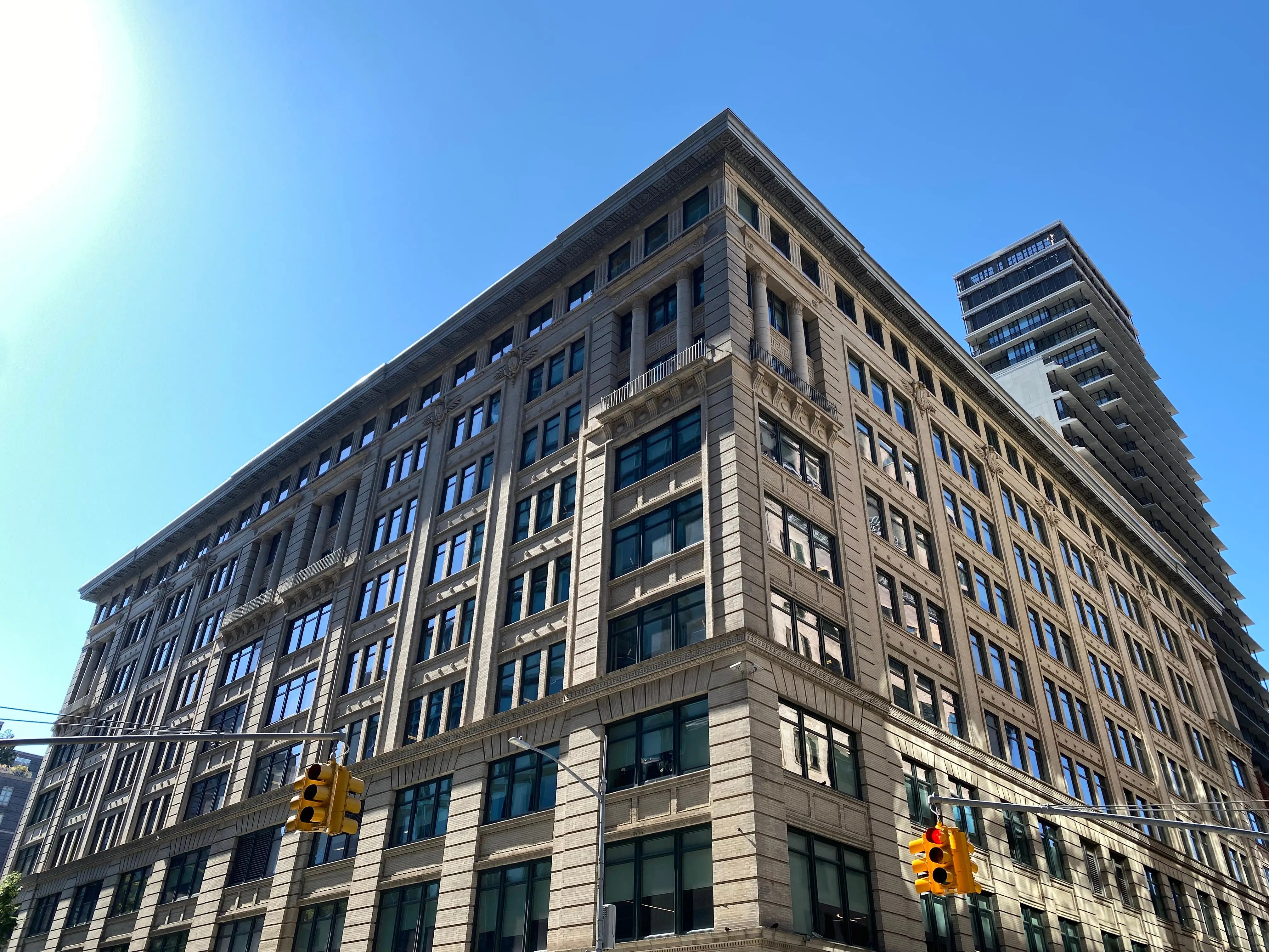 Komercinį nekilnojamąjį turtą barškina šių metų krizės.  Ekspertai teigia, kad šiame sektoriuje gali kilti nuosmukis.