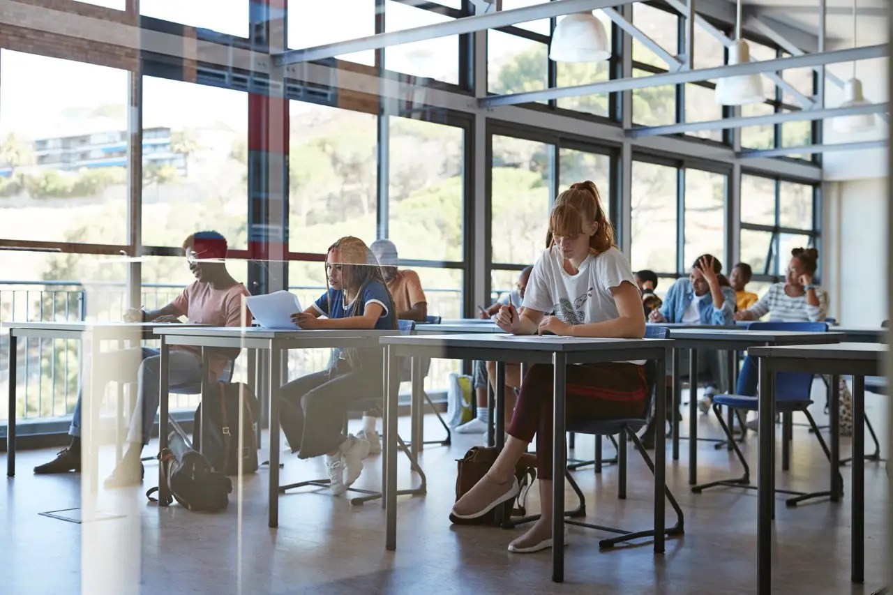 Kolegijos profesoriai grįžta prie popierinių egzaminų ir ranka rašytų esė, kad galėtų kovoti su studentais, naudojantys ChatGPT