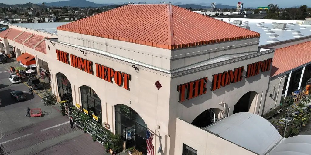 يتفوق Home Depot على الإيرادات ولكنه يقول إن طلب تحسين المنزل عالق