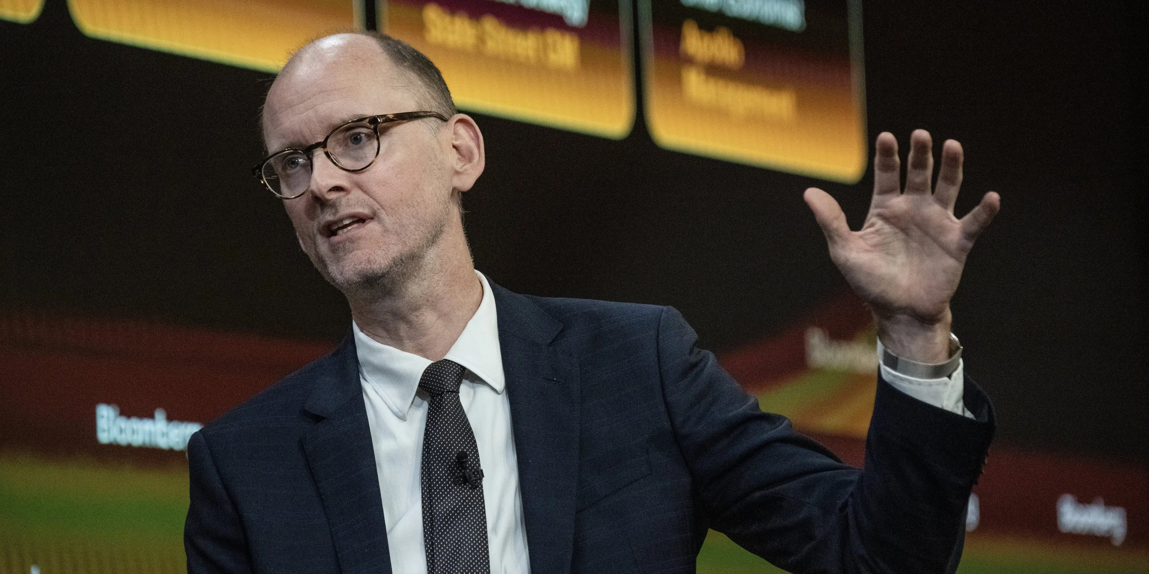 Apollo Chief Economist Says There’s No Evidence AI Is Taking Human Jobs