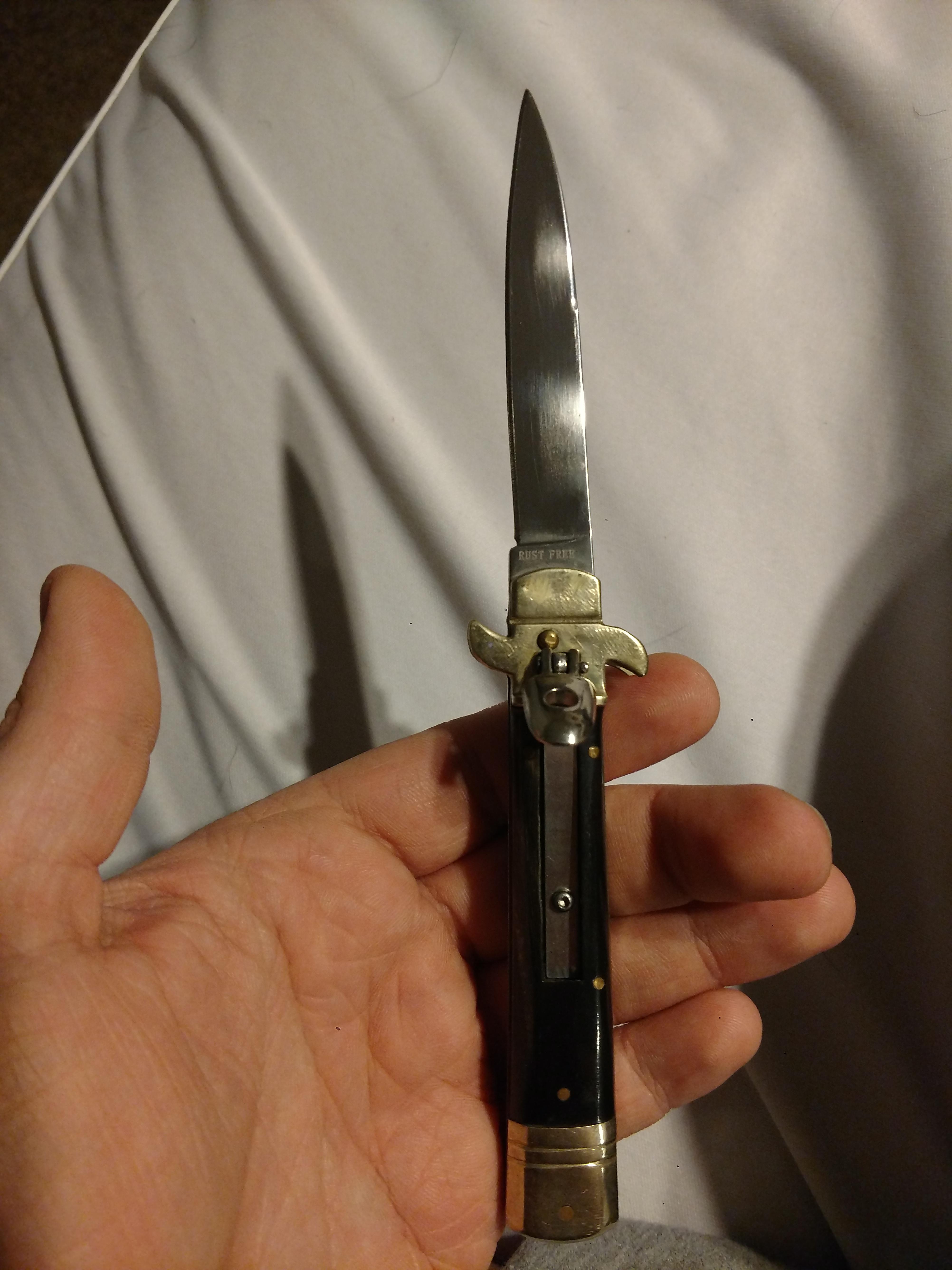 Lever lock switchblade
