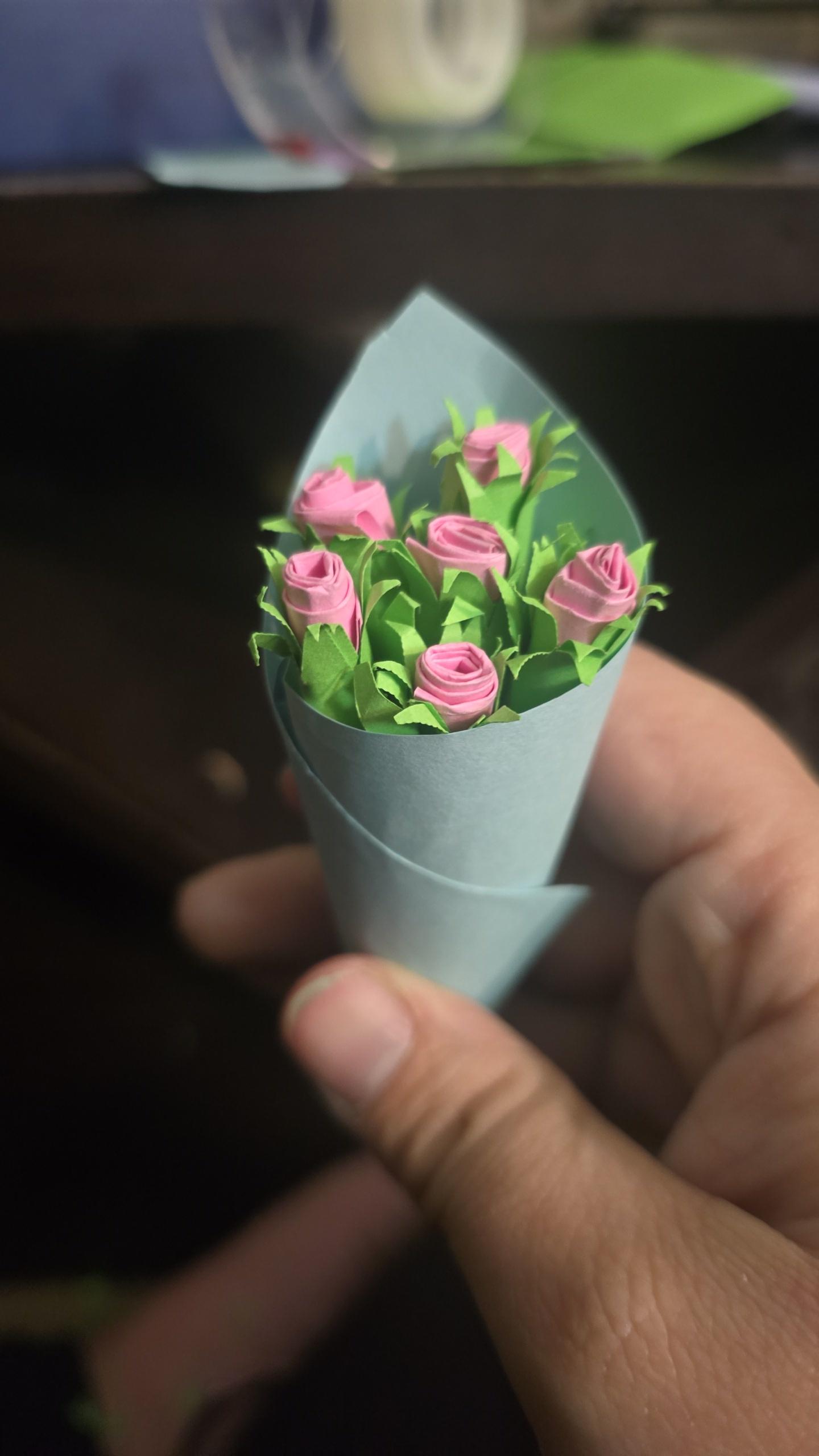 Primeira vez fazendo um buquê de flores de papel... alguma ideiasugestão de como embrulhar para dar de presente? : rcrafts