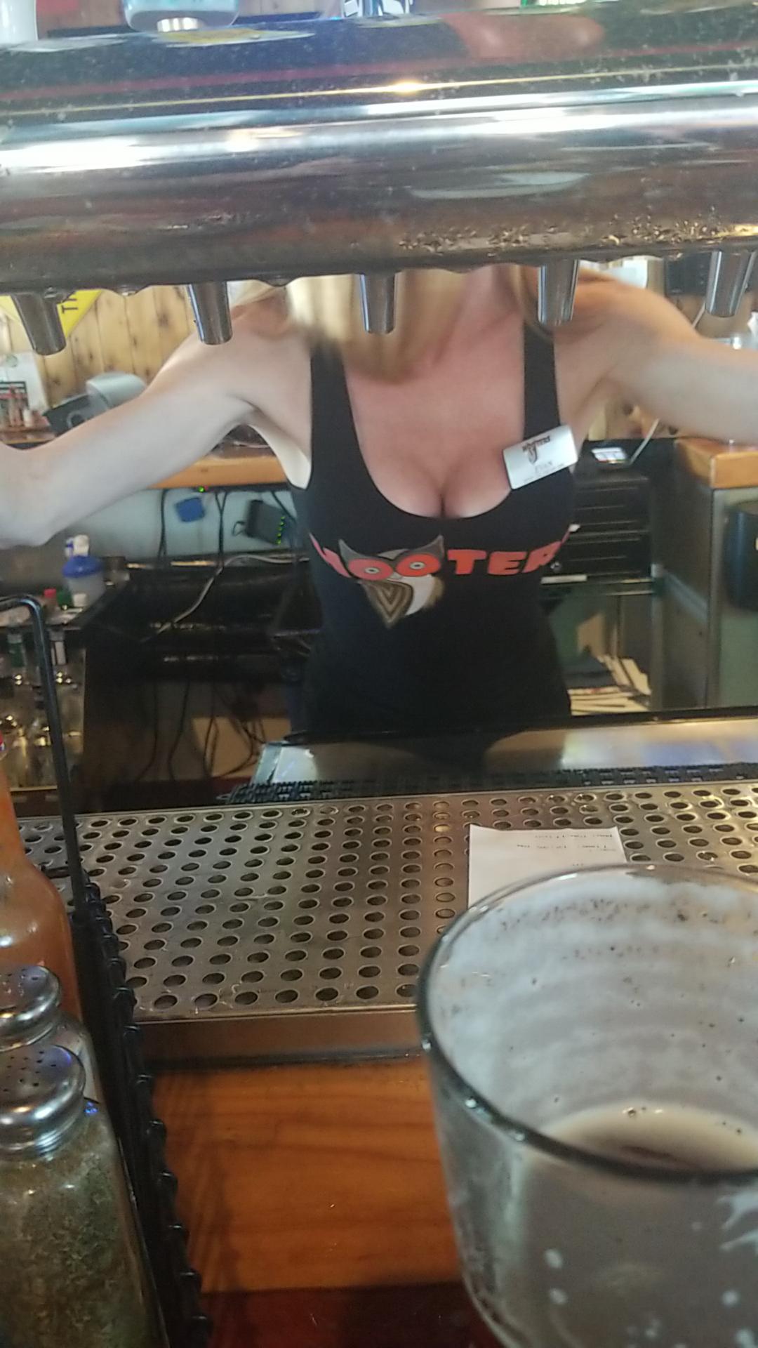 Short hair, big boobs, double pour : rhooters Short hair big boobs