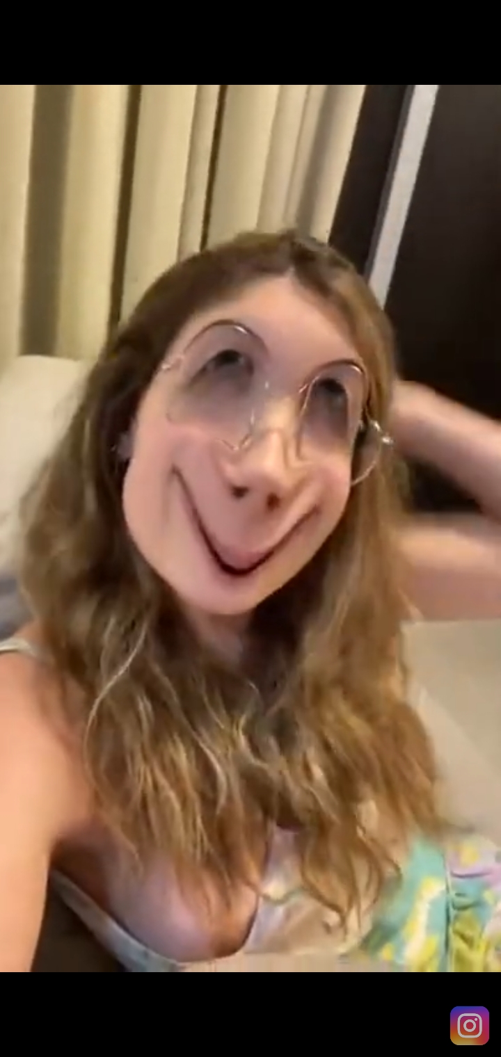 Luara fonseca pagando peitinho