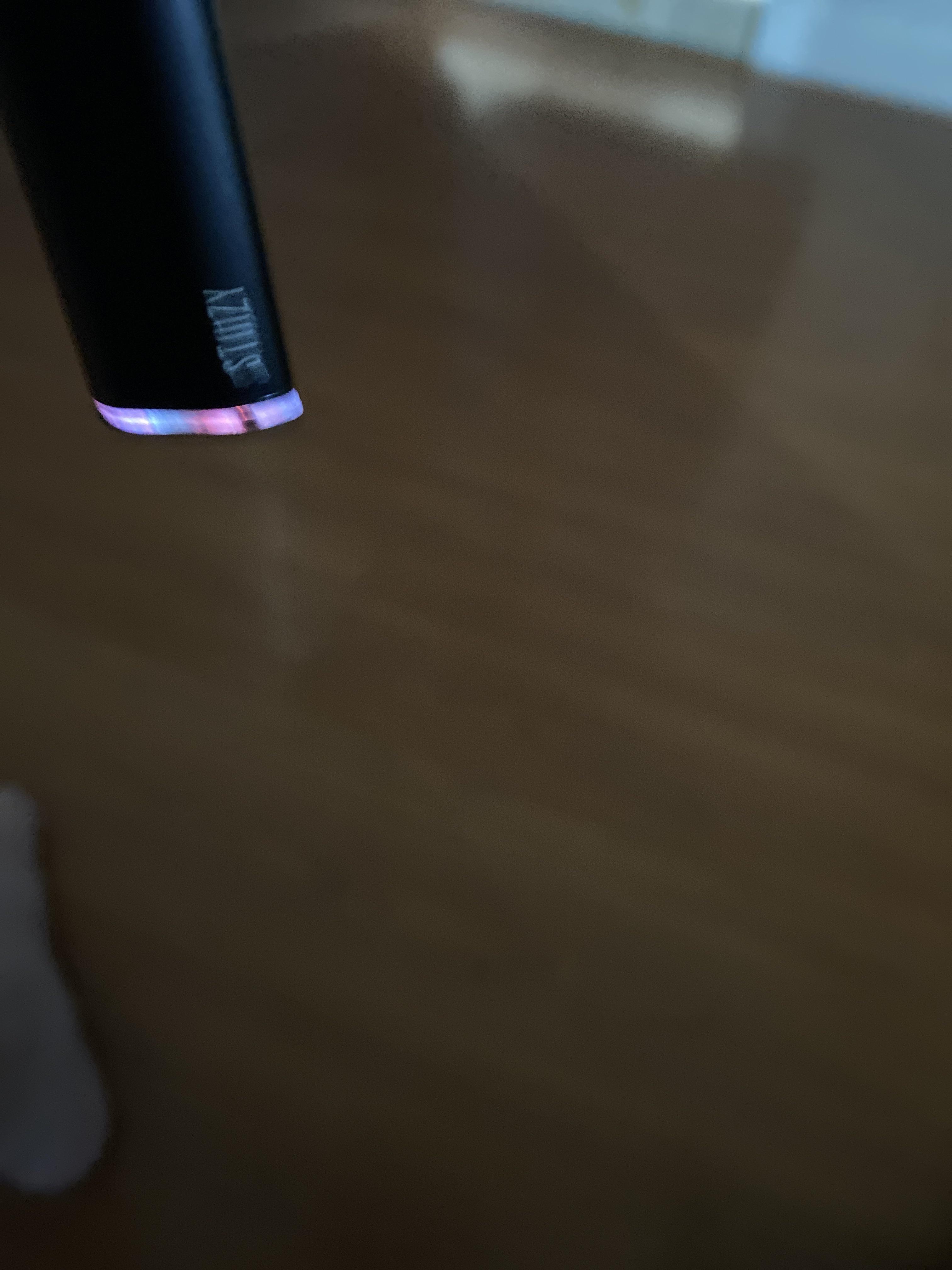 Why is my stiiizy blinking white three times