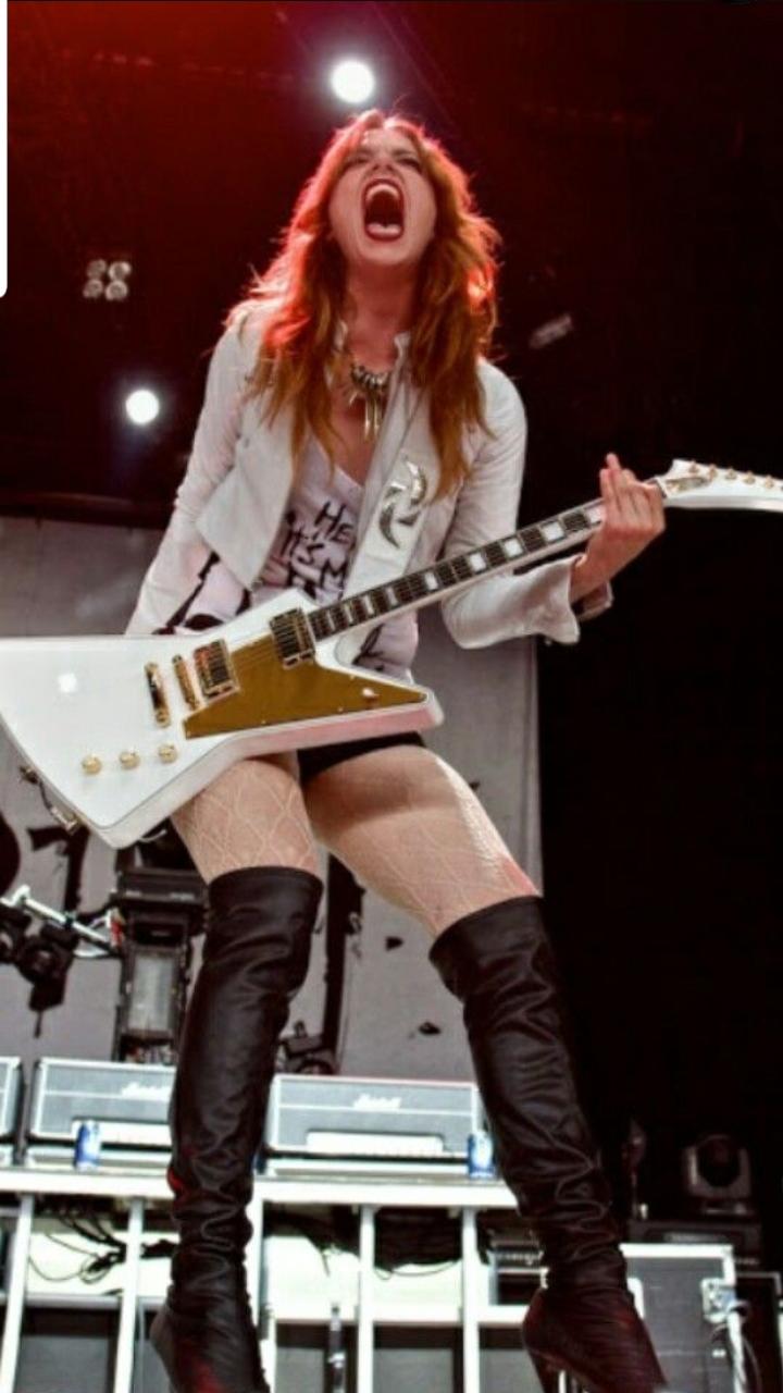 Legs for days.. Lizzy Hale from the band Halestorm : rladyladyboners Lzzy hale sexy pics