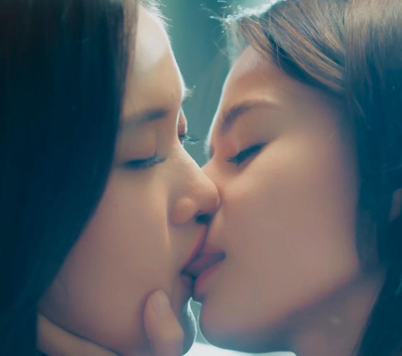 GL kisses: FB vs everyone else : rGirlsLove Kristina sweet kiss