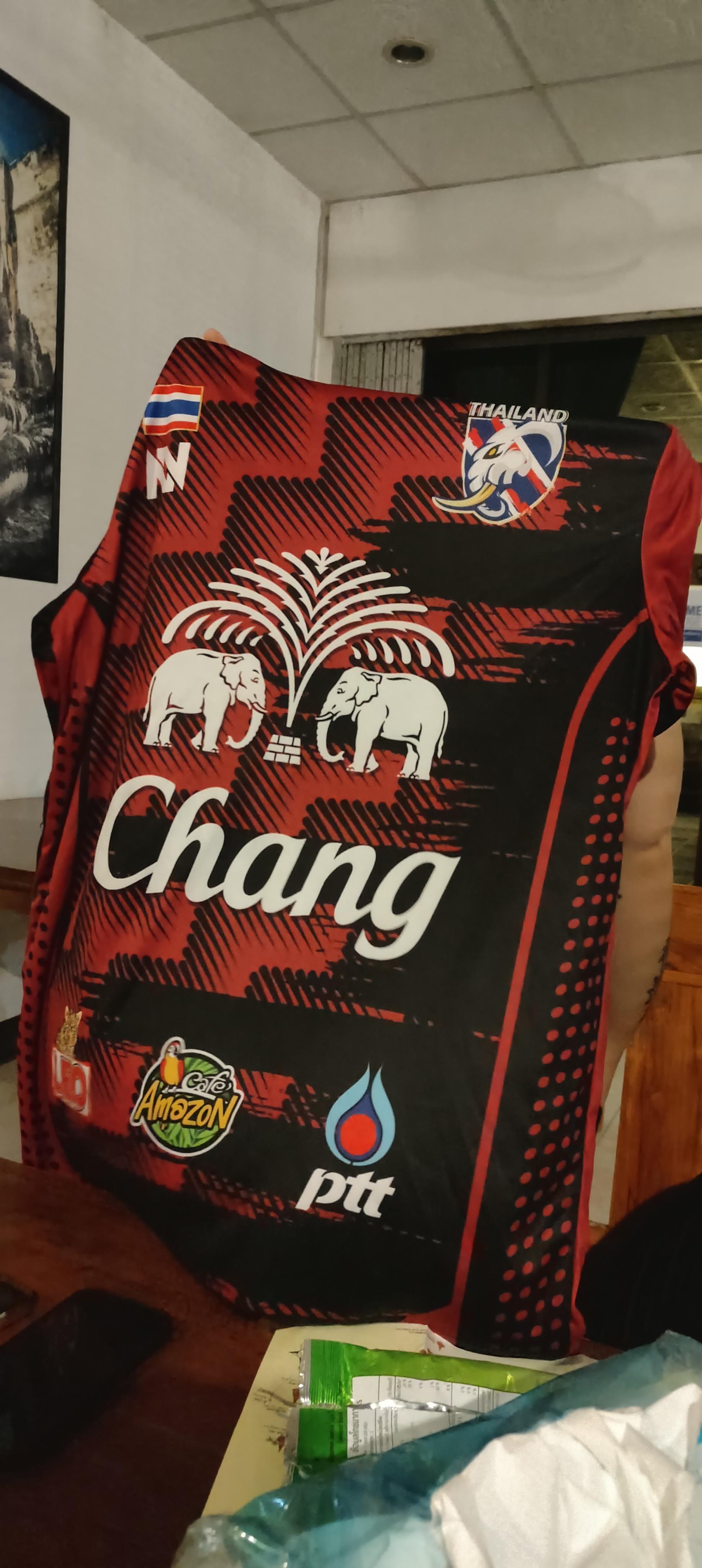 I see a lot a jersey like this. This is a teams jersey soccer or just a random sport jersey ? : rThailand Footballshirt