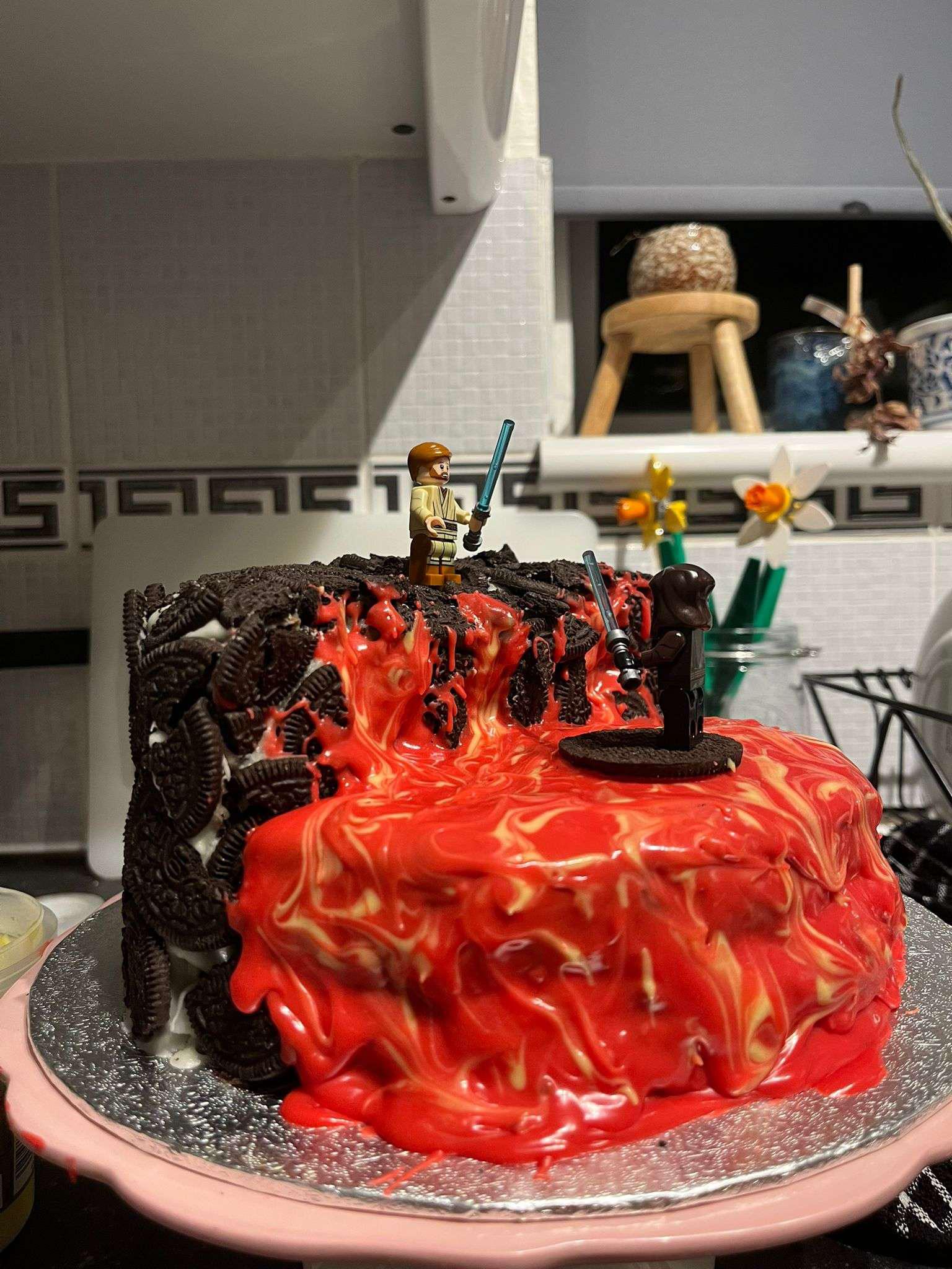 Сестра моей подруги сделала этот торт на день рождения своему парню, для всех вас, фанатов Звездных войн. : rStarWars Тортик из блинов