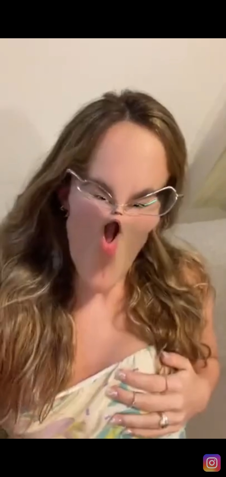 Luara pagando peitinho